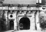 Zamek - budynek bramny z portretami medalionowymi ks. Fryderyka II oraz jego ony Zofii Brandenburskiej - zdjcie sprzed 1945 roku